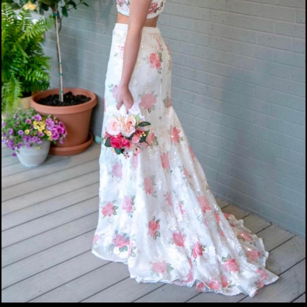 2 piece prom dress. Small train. Gorgeous, comfy